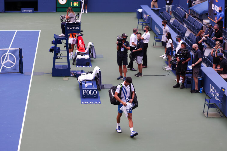 Novak Djokovic hat sich nach seiner Disqualifikation zu Wort gemeldet