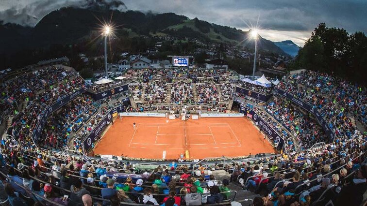 Kitzbühel bei Nacht und vollen Zuschauerrängen Kitzbühel bei Nacht und vollen Zuschauerrängen
