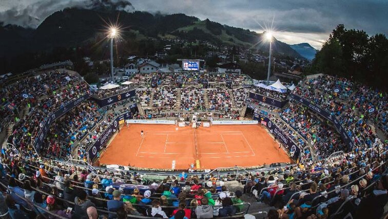 Kitzbühel bei Nacht und vollen Zuschauerrängen