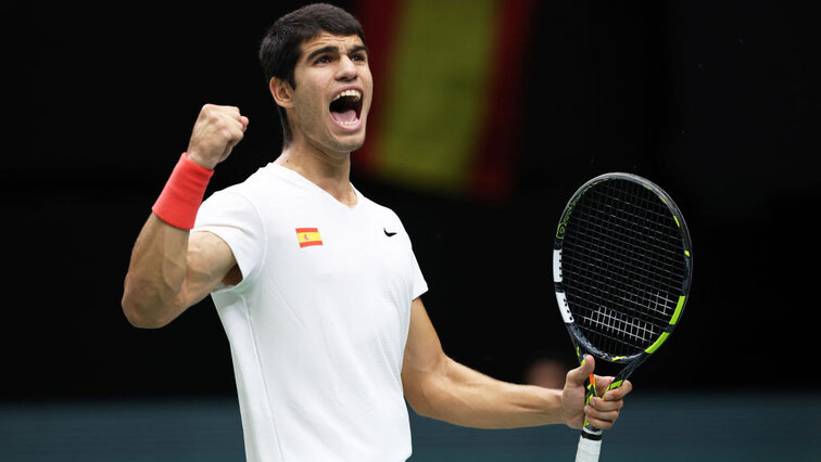 Carlos Alcaraz im spanschen Trikot beim Davis Cup im Herbst 2022 Carlos Alcaraz im spanschen Trikot beim Davis Cup im Herbst 2022