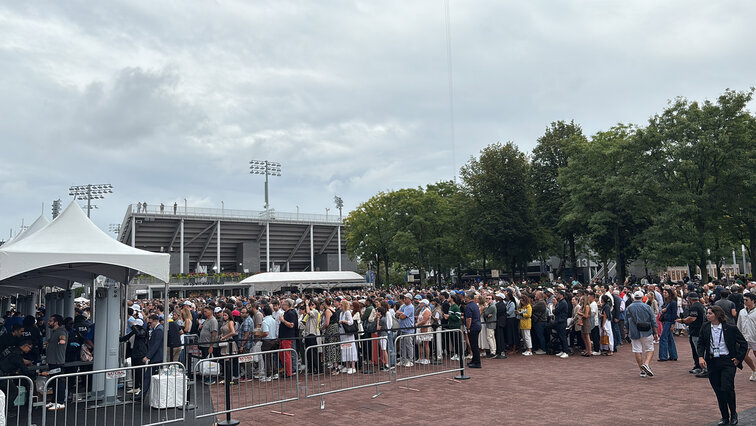 So sah es Mitte des ersten Satzes des US-Open-Endspiels 2025 vor den Toren des Arthur Ashe Stadiums aus So sah es Mitte des ersten Satzes des US-Open-Endspiels 2025 vor den Toren des Arthur Ashe Stadiums aus