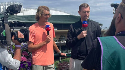 Ziemlich auf Augenhöhe: Alexander Zverev und Per Mertesacker in Wimbledon Ziemlich auf Augenhöhe: Alexander Zverev und Per Mertesacker in Wimbledon