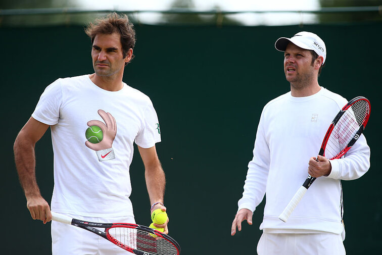 Das Bild zeigt Roger Federer und Severin Lüthi bei den Vorbereitungen für Wimbledon 2016