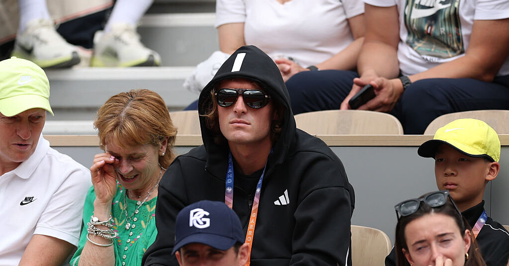 Stefanos-Tsitsipas-Incognito-Modus-auf-dem-Rasen-ablegen