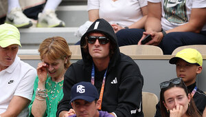 Stefanos Tsitsipas konnte zuletzt bei seinen Rasenauftritten viel von der Seite zuschauen.