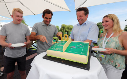 Der Maestro wurde von der Familie von Turnierchef Ralf Weber mit einer Torte begrüßt Der Maestro wurde von der Familie von Turnierchef Ralf Weber mit einer Torte begrüßt