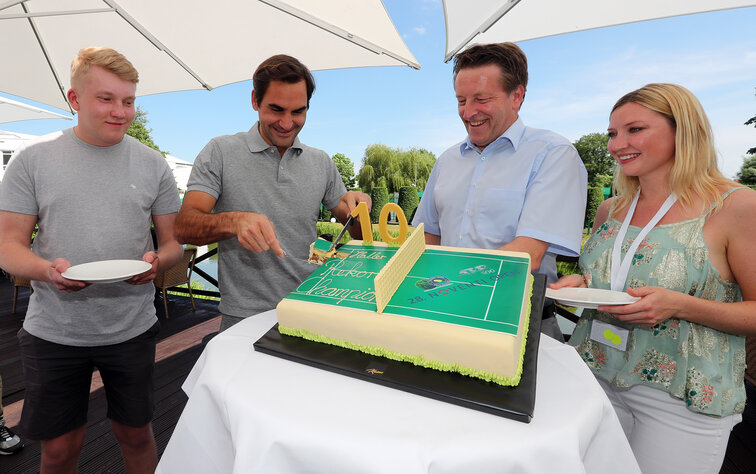 Der Maestro wurde von der Familie von Turnierchef Ralf Weber mit einer Torte begrüßt The maestro was greeted with a cake by the family of tournament director Ralf Weber