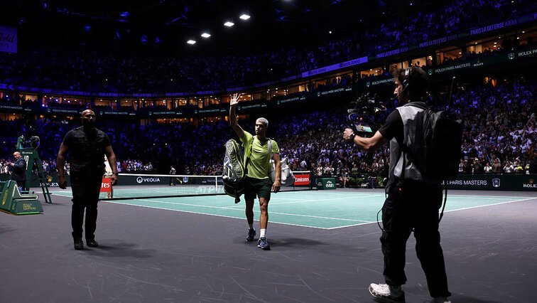 Carlos Alcaraz wird die Stimmung in der La Defense Arena nicht weiter auskosten können Carlos Alcaraz wird die Stimmung in der La Defense Arena nicht weiter auskosten können