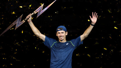 Alex de Minaur mit der Siegertrophäe beim UTS in London Alex de Minaur mit der Siegertrophäe beim UTS in London