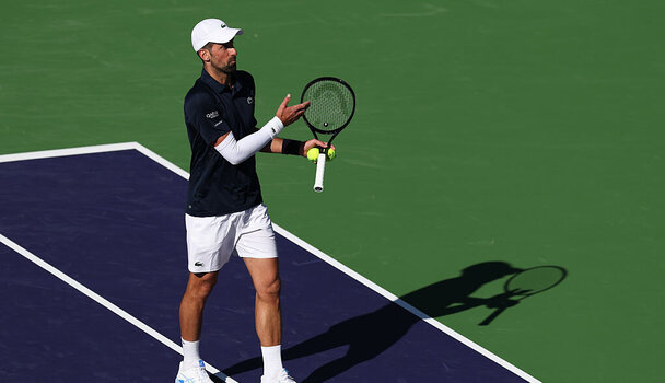 Novak Djokovic spielt aktuell mit einem Kompressionstrumpf am rechten Arm.