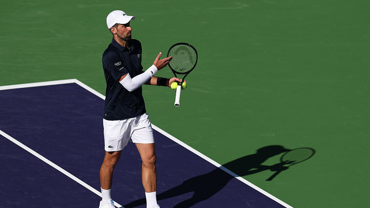 Novak Djokovic spielt aktuell mit einem Kompressionstrumpf am rechten Arm.
