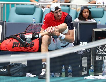 John Isner John Isner verletzte sich gegen Roger Federer am Fuß