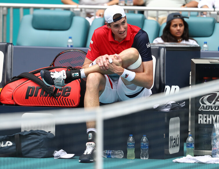 John Isner verletzte sich gegen Roger Federer am Fuß