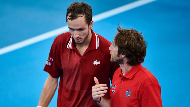 Ab zwei ist es eine (Reise-)Gruppe: Daniil Medvedev und Gil Cervara Ab zwei ist es eine (Reise-)Gruppe: Daniil Medvedev und Gil Cervara