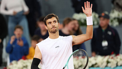 Mit einer spielerisch starken Leistung schaffte Lorenzo Musetti im Achtelfinale des Masters-Turniers in Rom seinen ersten Sieg gegen Daniil Medvedev. Getty Images