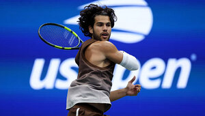 Carlos Alcaraz ist mit fliegendem Haar id die dritte Runde der US Open 2026 eingezogen