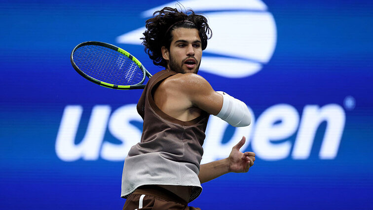 Carlos Alcaraz ist mit fliegendem Haar id die dritte Runde der US Open 2026 eingezogen