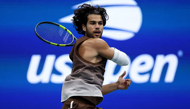 Carlos Alcaraz ist mit fliegendem Haar id die dritte Runde der US Open 2026 eingezogen