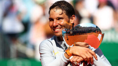 Rafael Nadal mit der Siegertrophäe 2018 in Monte-Carlo Rafael Nadal mit der Siegertrophäe 2018 in Monte-Carlo