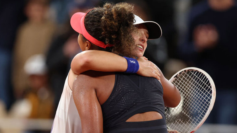 Knapp drei Stunden später: Iga Swiatek und Naomi Osaka umarmen sich Knapp drei Stunden später: Iga Swiatek und Naomi Osaka umarmen sich