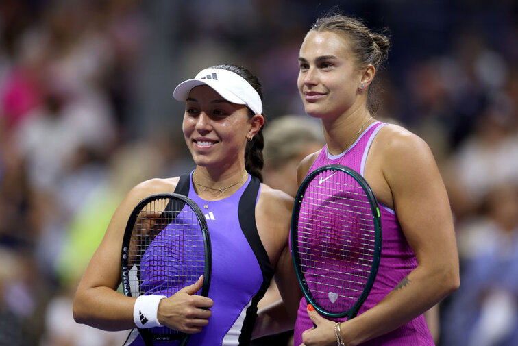 Jessica Pegula (l.) fordert Aryna Sabalenka