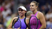 Jessica Pegula (l.) fordert Aryna Sabalenka