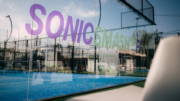 Der neue SONICSMASH FF von ASICS bekam in Barcelona eine ganz besondere Bühne. Der neue SONICSMASH FF von ASICS bekam in Barcelona eine ganz besondere Bühne.