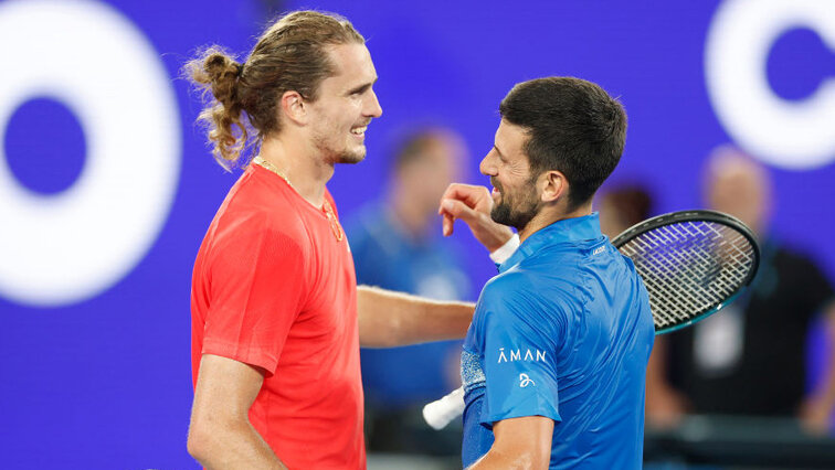 Vor Beginn der Australian Open haben Alexander Zverev und Novak Djokovic noch geblödelt Vor Beginn der Australian Open haben Alexander Zverev und Novak Djokovic noch geblödelt