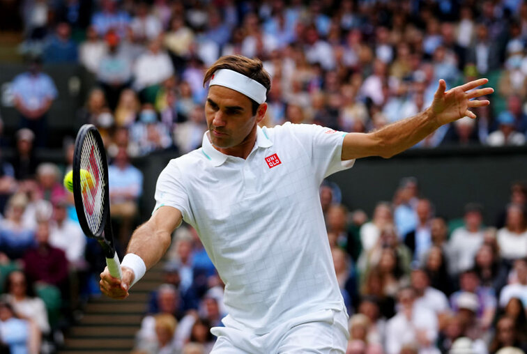 Roger Federer versteigerte sein altes Equipment Roger Federer auctioned his old equipment