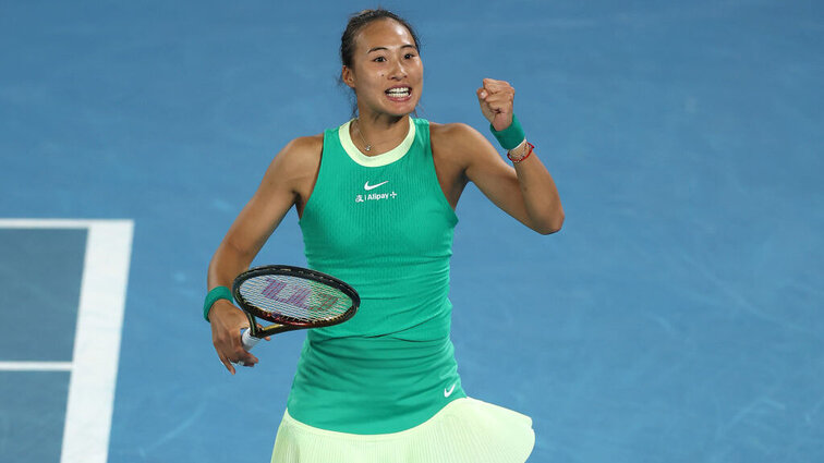 Dank einer stetigen Leistungssteigerung zieht Qinwen Zheng in ihr erstes Grand-Slam-Halbfinale ein. Dank einer stetigen Leistungssteigerung zieht Qinwen Zheng in ihr erstes Grand-Slam-Halbfinale ein.
