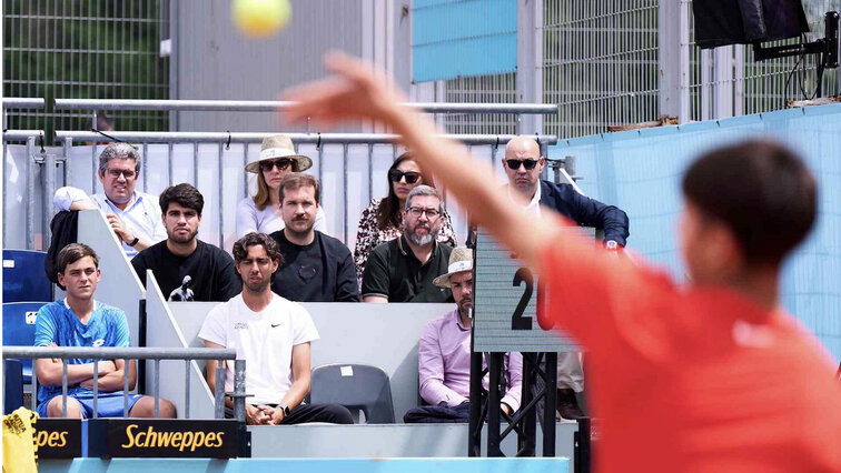 Carlos Alcaraz am Donnerstag auf einer der Tribünen in der Caja Magica
