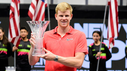 Kyle Edmund mit der Siegertrophäe in New York Kyle Edmund mit der Siegertrophäe in New York