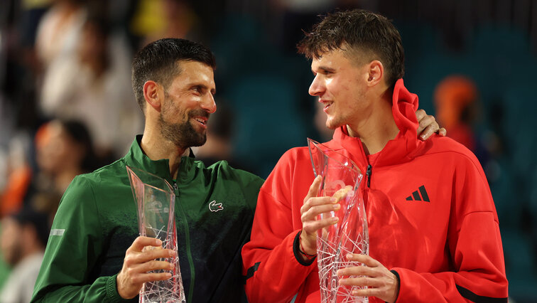 Novak Djokovic und Jakub Mensik bei der Siegerehrung der Miami Open