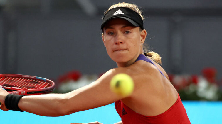 Angelique Kerber accompanied Simona Halep from the court