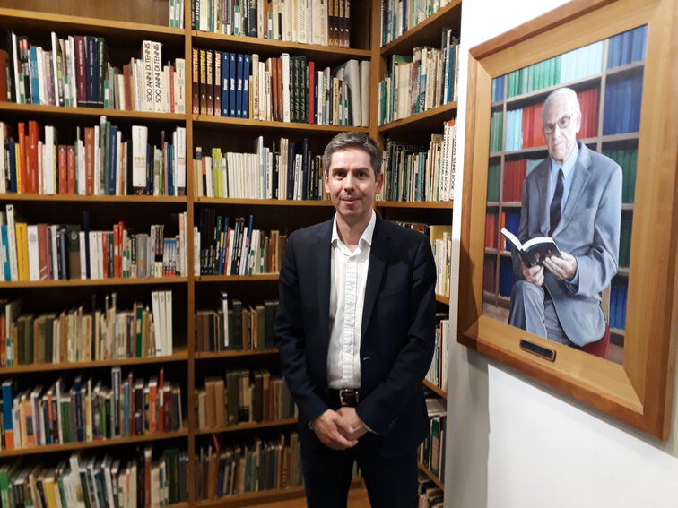 Robert McNicol neben dem Foto des Gründers der Wimbledon Library - Alan Little Robert McNicol