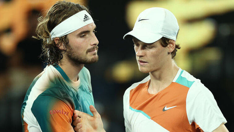 Stefanos Tsitsipas und Jannik Sinner bei den Australian Open 2022