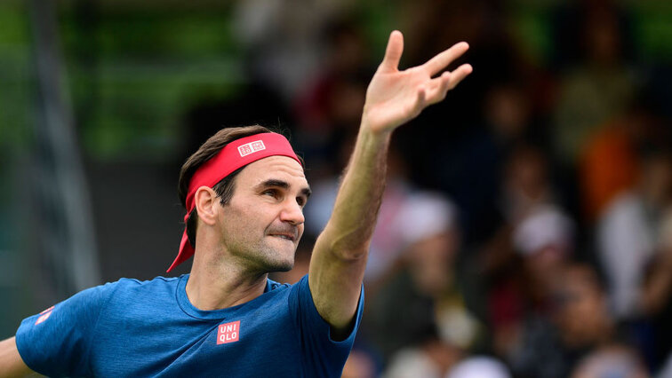 Roger Federer schlägt gegen Albert Ramos-Vinolas auf