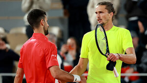 Novak Djokovic und Alexander Zverev im vergangenen Jahr bei den French Open