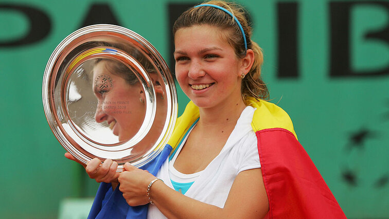 Simona Halep mit ihrem Siegerteller in Roland Garros 2008 Simona Halep mit ihrem Siegerteller in Roland Garros 2008