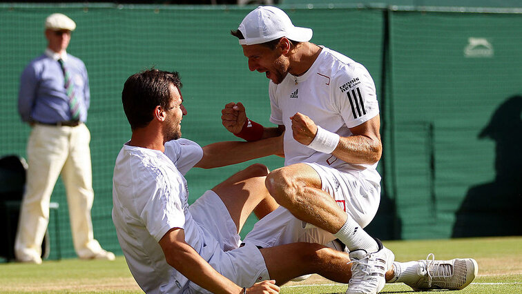 Philipp Petzschner und Jürgen Melzer nach dem verwandelten Matchball im Finale 2010 in Wimbledon Philipp Petzschner and Jürgen Melzer after converting the match point in the 2010 Wimbledon final