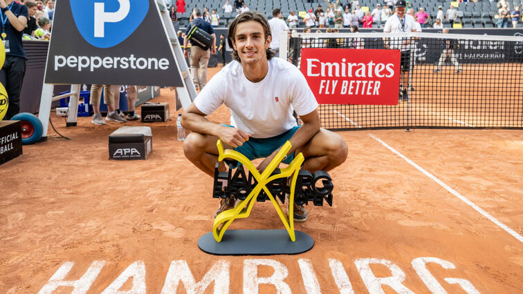 Lorenzo Musetti mit seinem ersten Siegerpokal auf der ATP-Tour