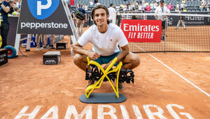Lorenzo Musetti mit seinem ersten Siegerpokal auf der ATP-Tour