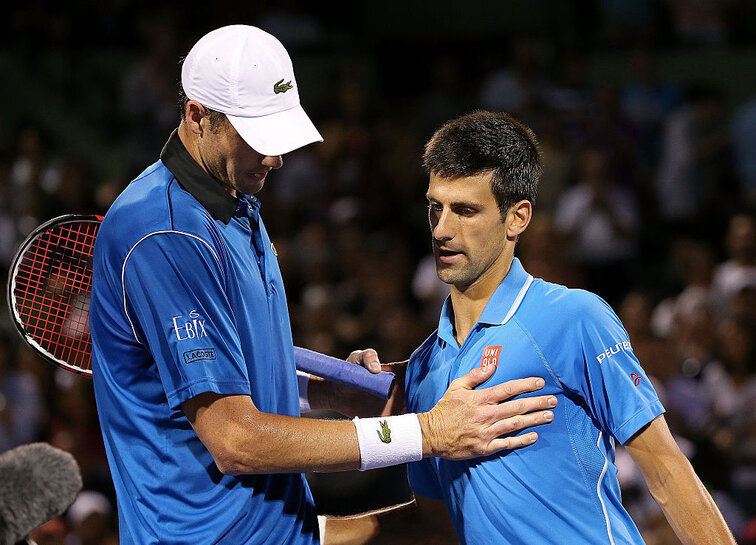 John Isner unterstützt Novak Djokovic John Isner unterstützt Novak Djokovic