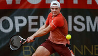 Trotz kleinerer Durchhänger konnte sich Dominic Stricker gegen den Routinier Joao Sousa durchsetzen. Despite minor slack, Dominic Stricker was able to prevail against the veteran Joao Sousa.