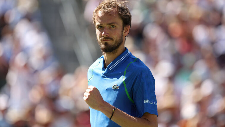 Noch fühlt sich Daniil Medvedev weit hinter der Grundlinie sehr wohl Daniil Medvedev still feels very comfortable far behind the baseline