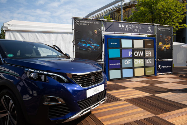 PEUGEOT was also on site at the Hamburg Open 2019 and presented, among other things, the opportunity to experience the brand ambassador Zverev up close, the vehicles 3008 ...
