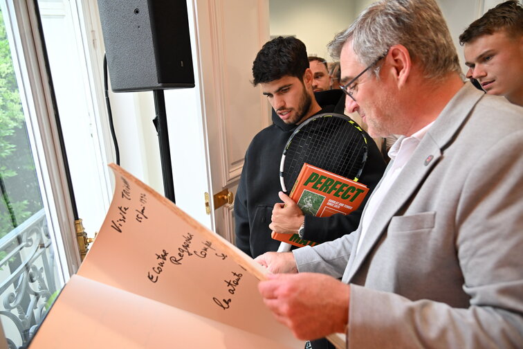 Auch Carlos Alcaraz hat sich im Gästebuch verewigt Auch Carlos Alcaraz hat sich im Gästebuch verewigt