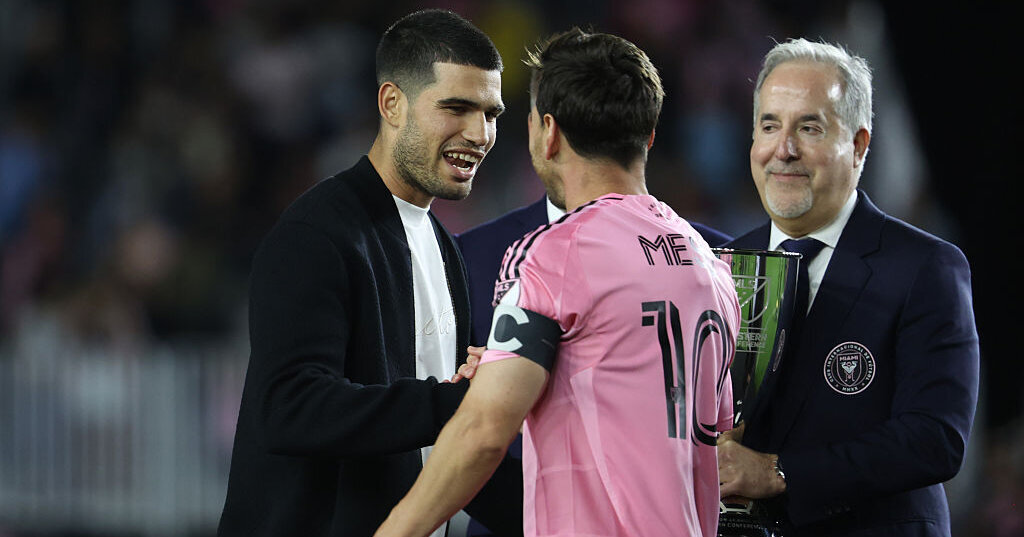 auch-carlos-alcaraz-macht-bei-messi-den-troph-en-berreicher