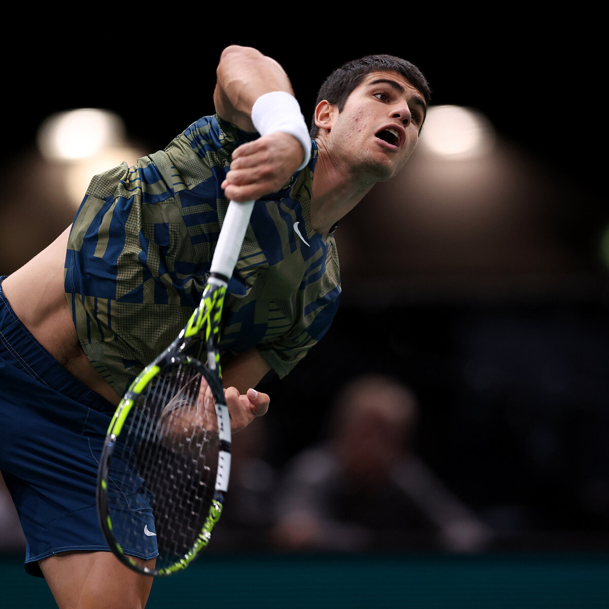 Carlos Alcaraz Schulterblick zu Novak Djokovic und Rafael Nadal · tennisnet
