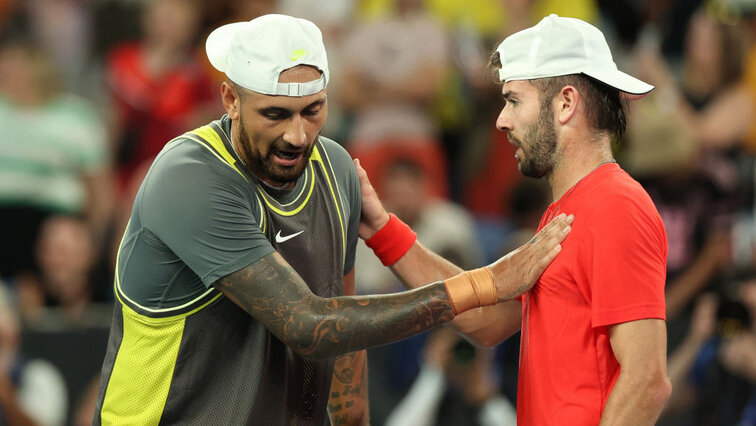 Nick Kyrgios gratuliert Jacob Fearnley am Montag in Melbourne Nick Kyrgios gratuliert Jacob Fearnley am Montag in Melbourne